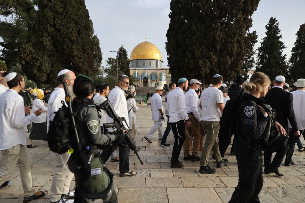 Police escort Jews to the Al-Aqsa Mosque. 