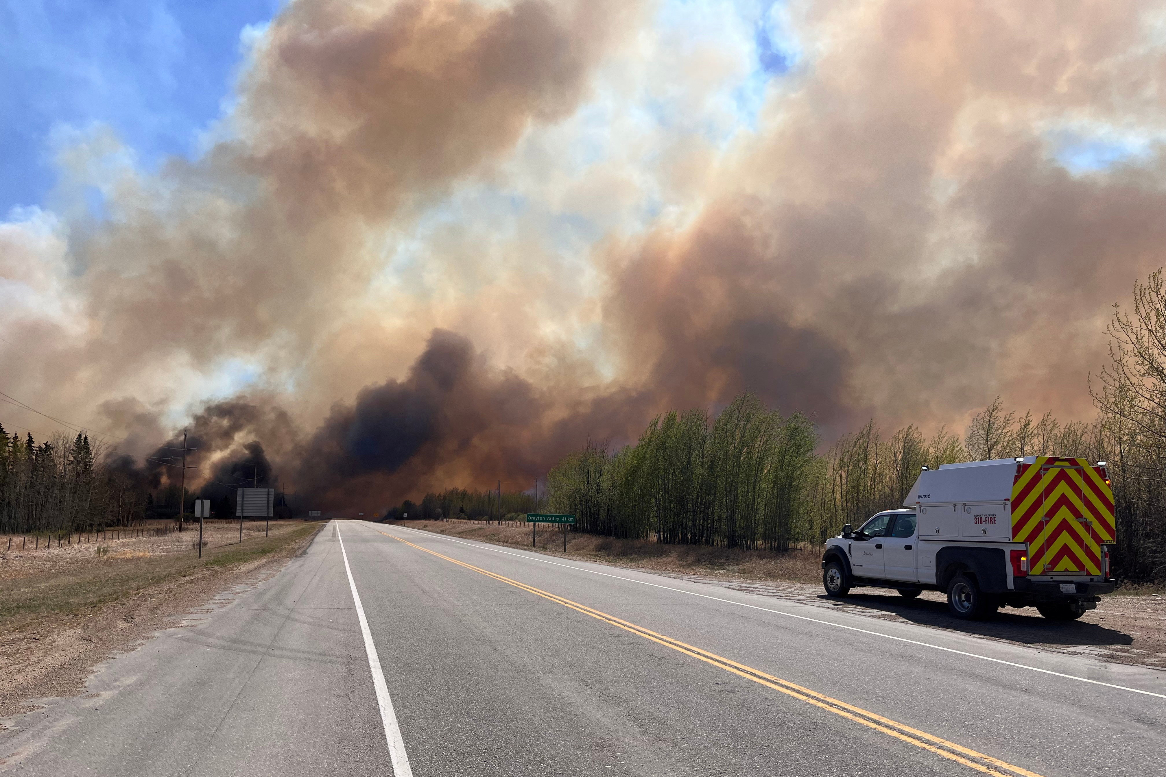  smoke column rises from wildfire near Alberta, Canada