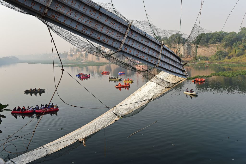 Collapsed bridge in India&#039;s Gujarat state