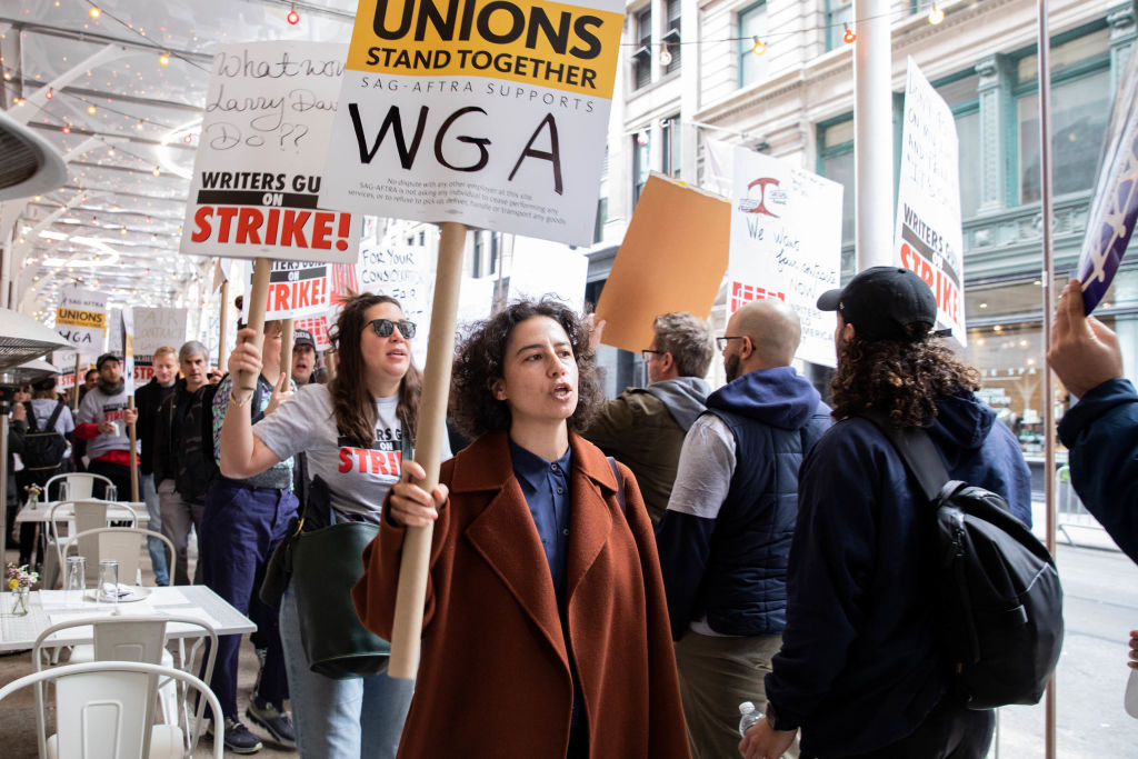  Ilana Glazer at a writers strike demonstration in New York