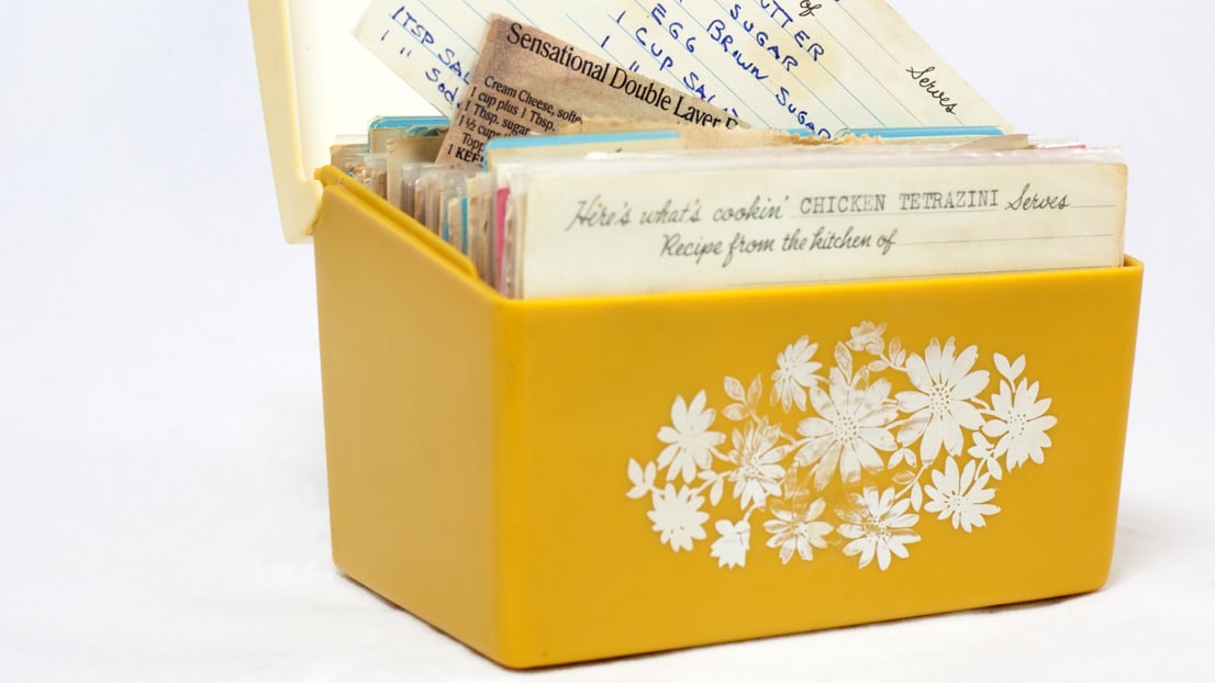 A vintage recipe box and cards.