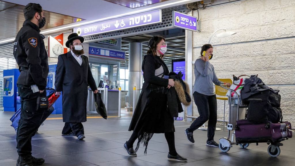 Israeli citizens return to Tel Aviv from Kyiv.