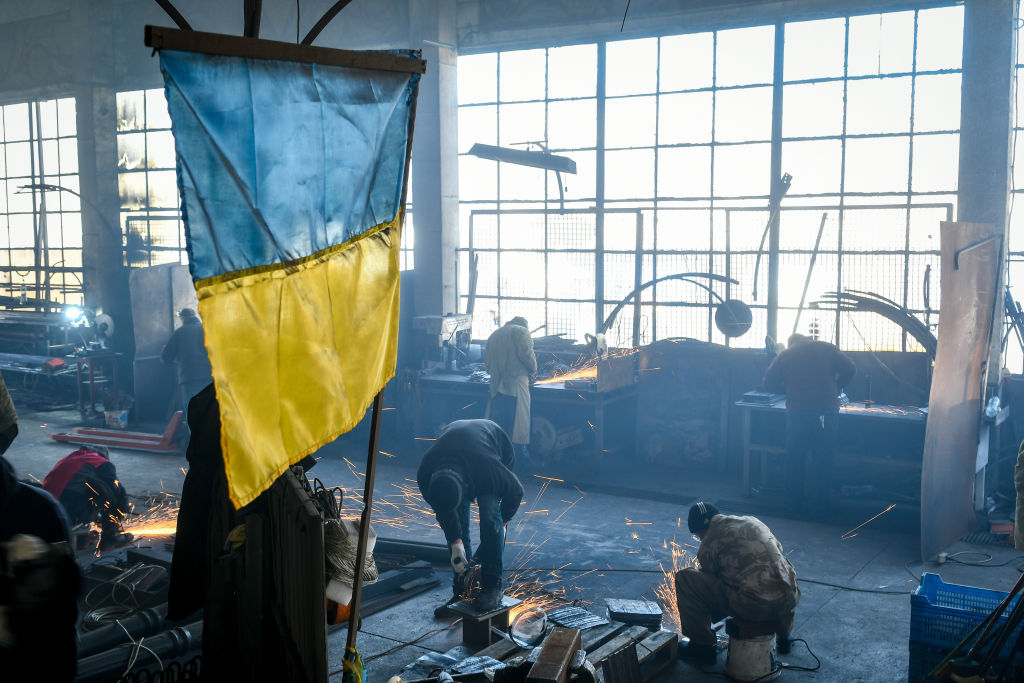 Ukrainians prepare steel vests.