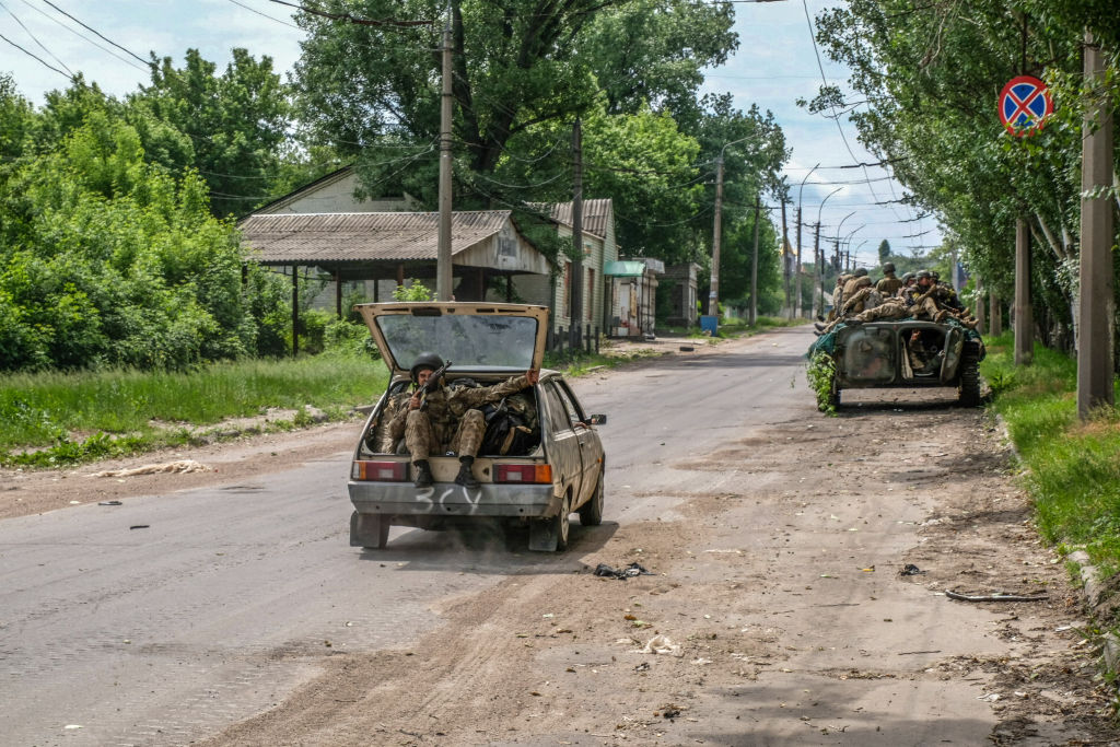 Soldiers on the outskirts of Sievierodonetsk