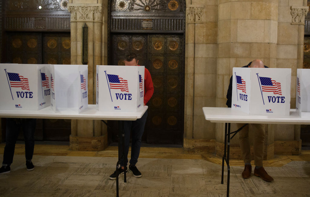Voters fill out mail-in ballots, photo 