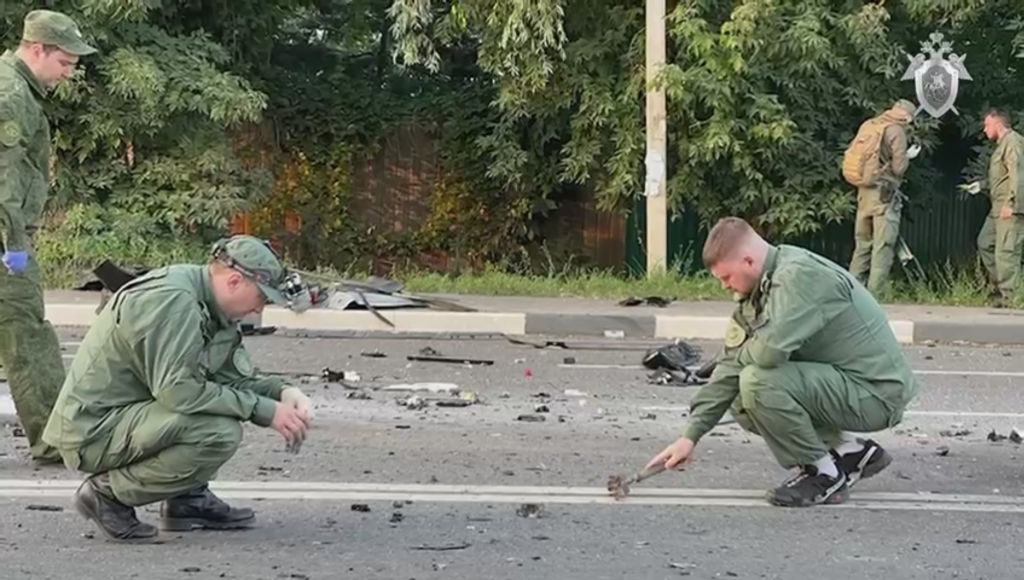 Russian officials investigating the scene of the car bombing that killed Darya Dugina