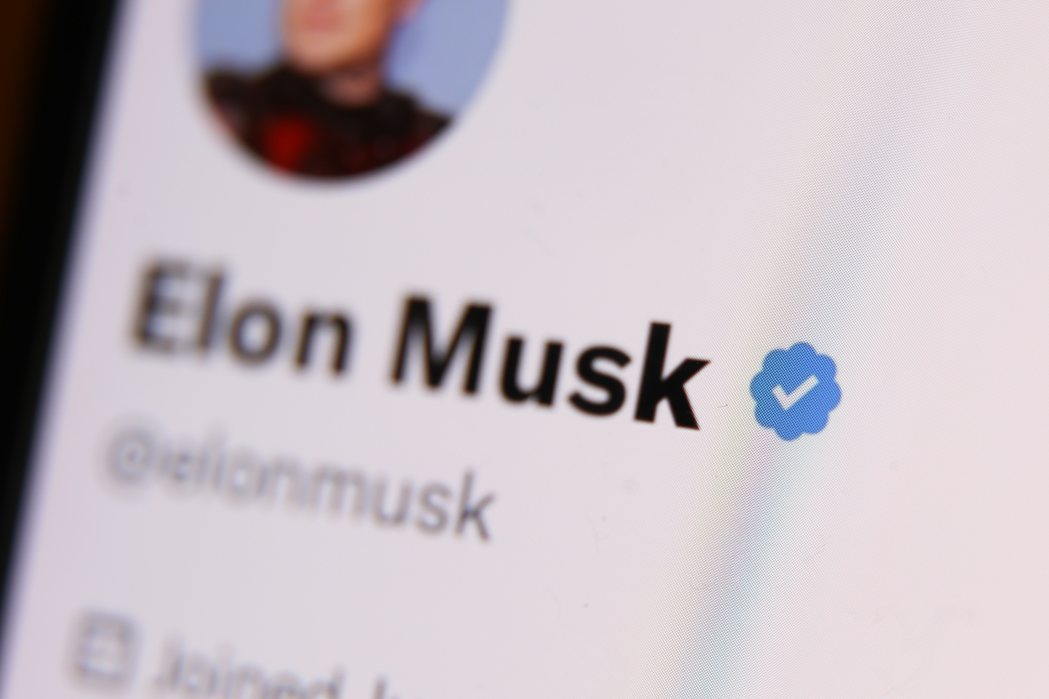 Elon Musk&#039;s twitter account on a smartphone