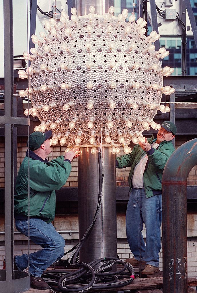  Workers check lightbulbs on the New Year&#039;s Eve Ball in Times Square 30 December 1998