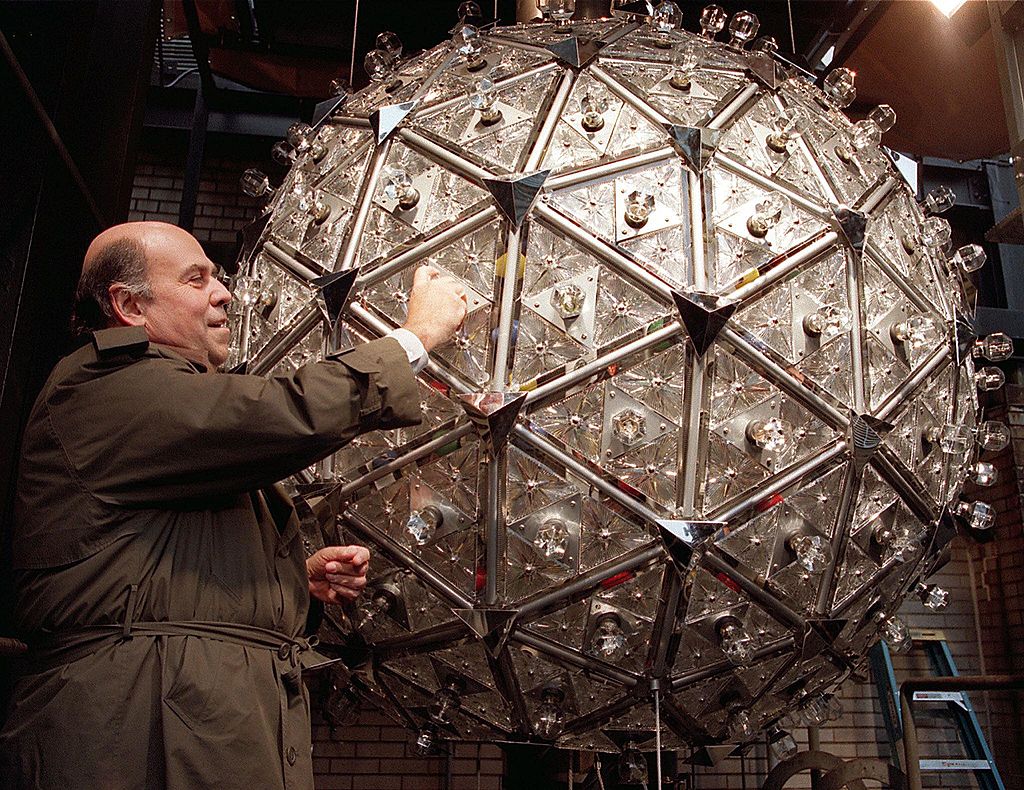 Steven Goldmacher of Philips Lighting Company screws in one of the 168 light bulbs in the Times Square New Year&#039;s Eve ball 20 December 1999 in New York