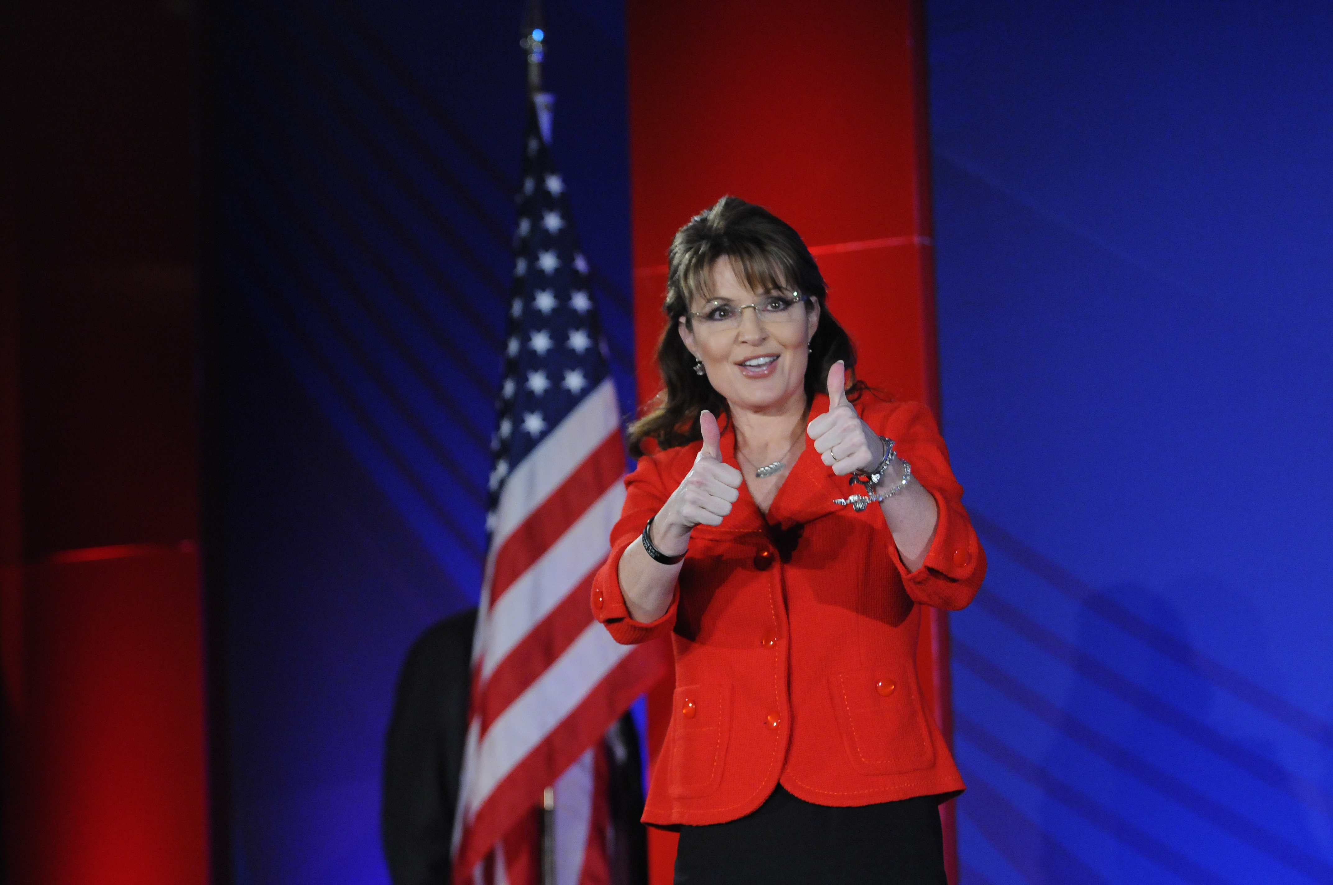 Sarah Palin gives thumbs up to a crowd
